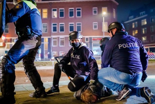 Niderlandda etirazlar davam edir: 150 nəfər saxlanılıb – VİDEO