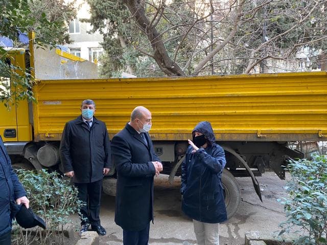 Nəsimi rayonunda Şəhid ailələrinin yaşadıqları binalarda abadlıq və quruculuq işlərinə başlanıldı - FOTOLAR