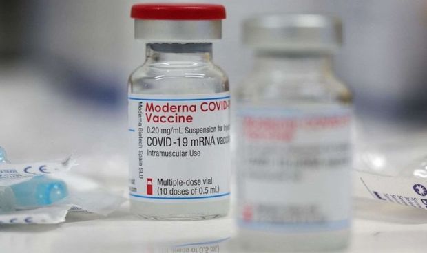 В США испортивший сотни доз вакцины медработник признал себя виновным