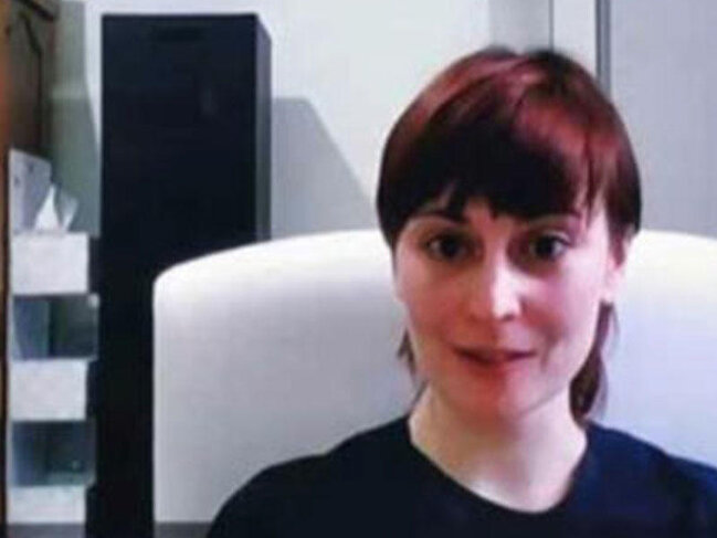 Canlı yayıma tələsik bağlanan qadın TV-də rüsvay oldu - Dolabda elə bir əşyanı unudub ki... - FOTO