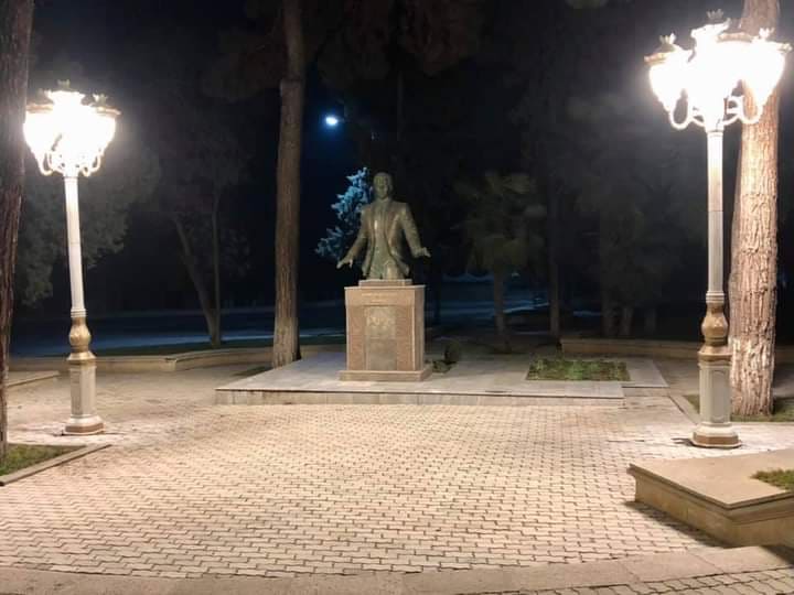 Qəmbər Hüseyinlinin məzarüstü büstünün ətrafındakı taxta hasar götürüldü,  yeni işıqlandırma sistemləri quraşdırıldı - FOTO