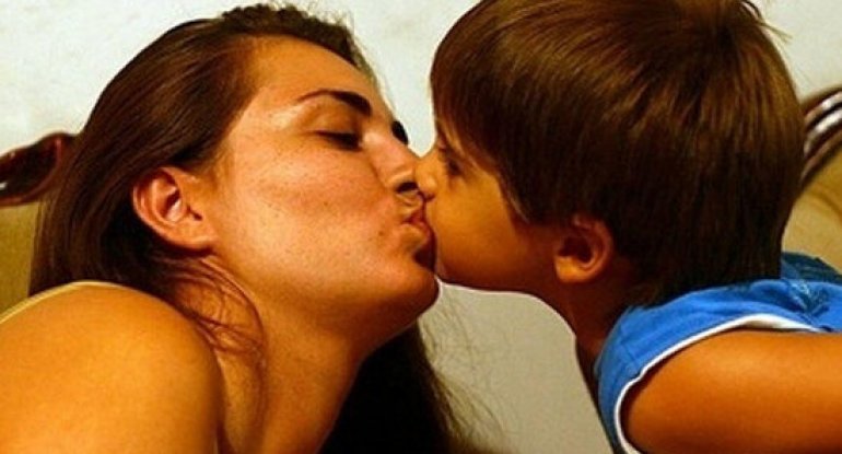 Uşağını dodağından öpən valideynlərin nəzərinə!