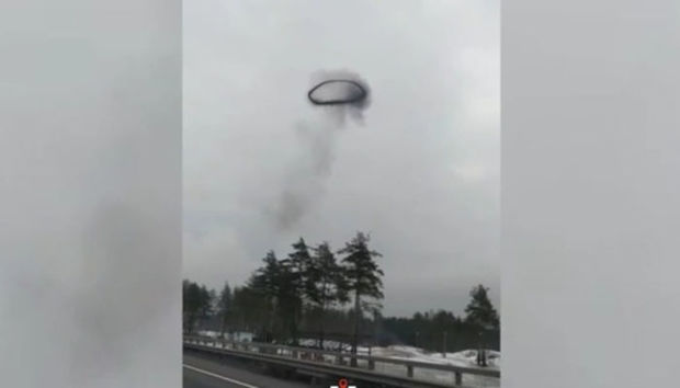 Səmadakı tüstü halqası müzakirələrə səbəb oldu - VİDEO