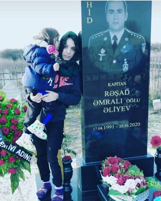 Şəhid xanımının yoldaşının məzar daşı ilə çəkdirdiyi fotoda DİQQƏT ÇƏKƏN MƏQAM