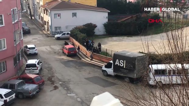 Küçəyə çıxma qadağasına rəğmən futbol oynayan uşaqların polisdən qaçma anları - VİDEO