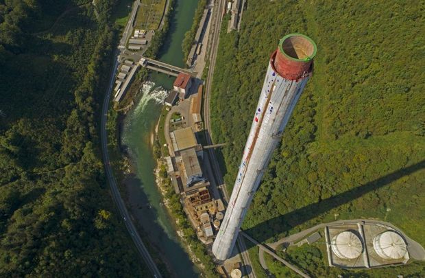 360 metrlik bacaya dırmanaraq rekorda imza atdılar - VİDEO