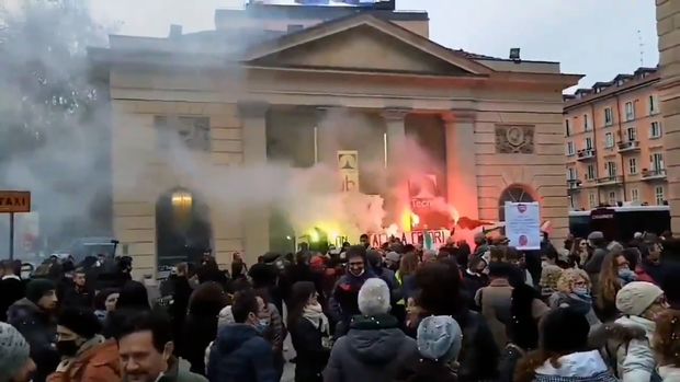 Avropa şəhərlərini etirazlar bürüyüb - VİDEO