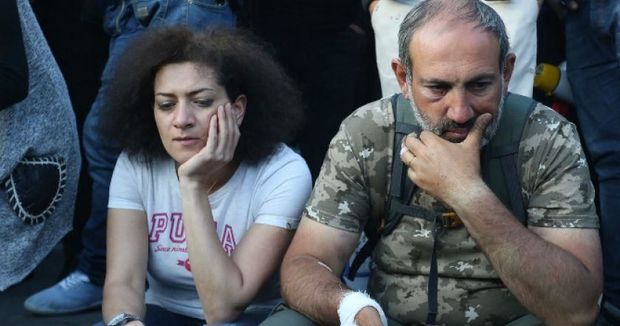 Paşinyanın arvadı Los-Ancelesdə satqın kimi qarşılandı: “Başını aşağı əyib, qızararaq getdi”