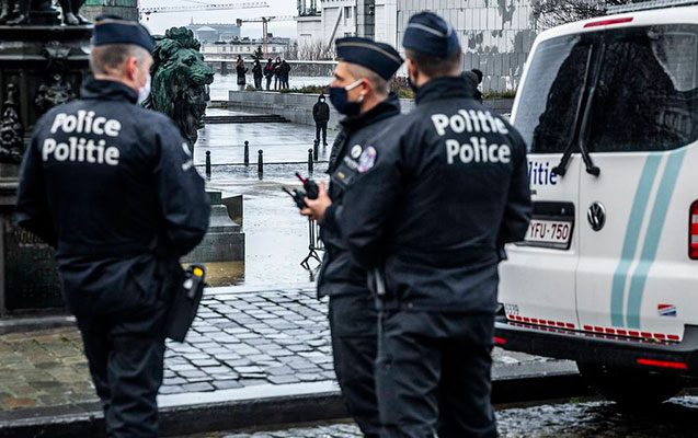 Brüssel metrosunda bıçaqlı şəxs sərnişinlərə hücum etdi - Yaralılar var