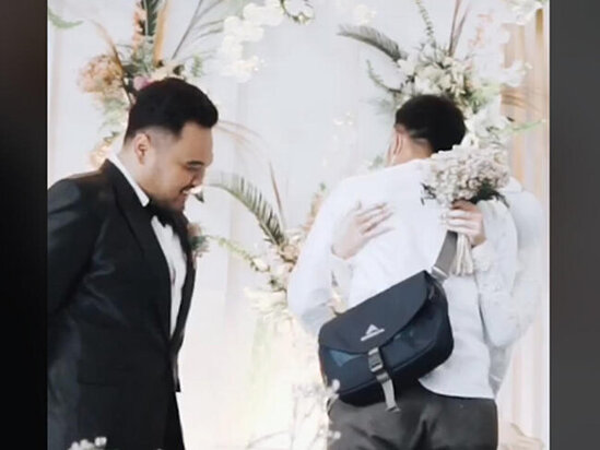 Gəlin toya keçmiş sevgilisini çağırdı, bəyin yanında qucaqladı - FOTO/VİDEO