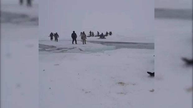 Buz üstündə balıq ovuna çıxanlar ölümlə üz-üzə qaldılar - VİDEO