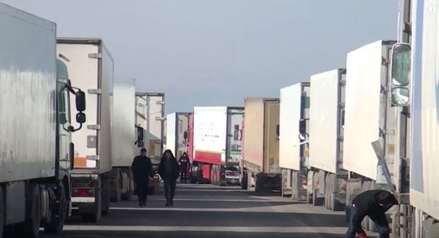 Yük maşınlarının sərhəd problemi - VİDEO