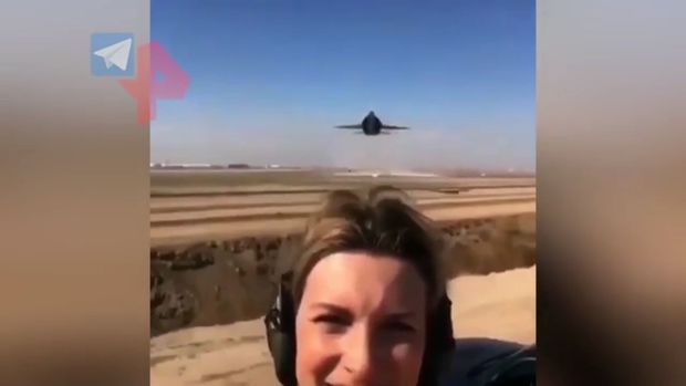 Alçaqdan uçan qırıcı təyyarə çəkiliş heyətinin həyatına təhlükə yaratdı - VİDEO