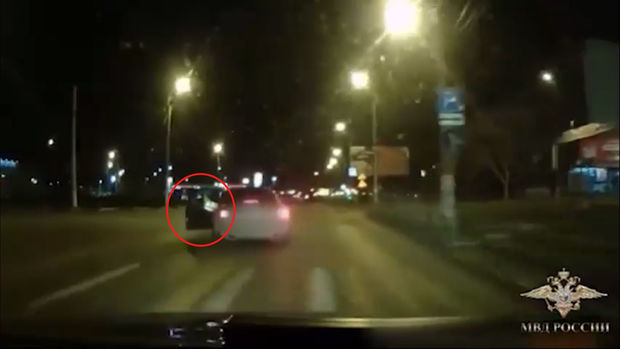 Müfəttiş sərxoş sürücünün hərəkətdə olan avtomobilinə atıldı - VİDEO