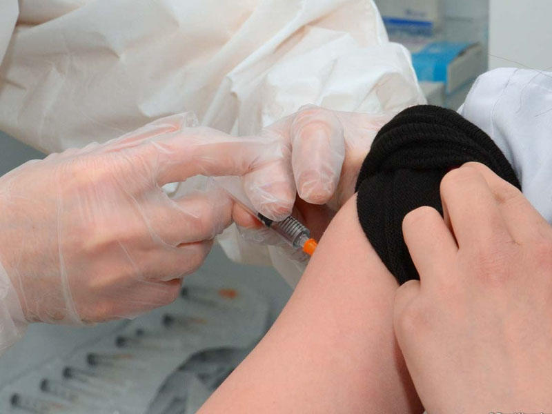 Azərbaycanda tibb işçilərinin 70 faizi vaksinasiya olunub - RƏSMİ