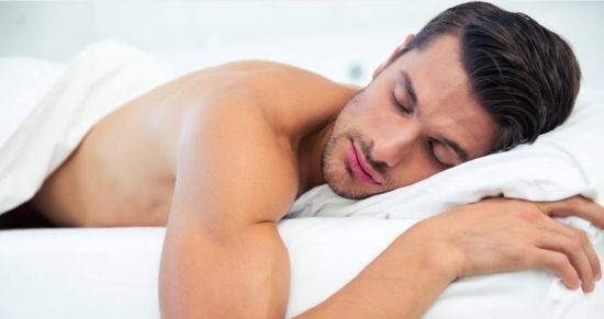 Çılpaq yatmağın vacib faydaları: İntim münasibətə xeyir imiş...
