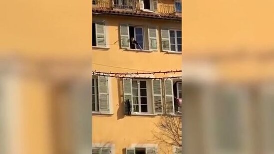 40 yaşlı kişi naməlum şəxsin başını kəsərək qutuya qoyub və pəncərədən aşağı atıb.