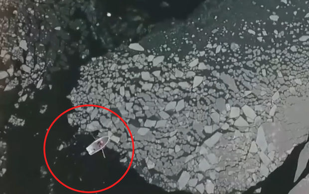 Buzdan adaları qayıqla itələyərək “blokadadan” xilas oldu - VİDEO