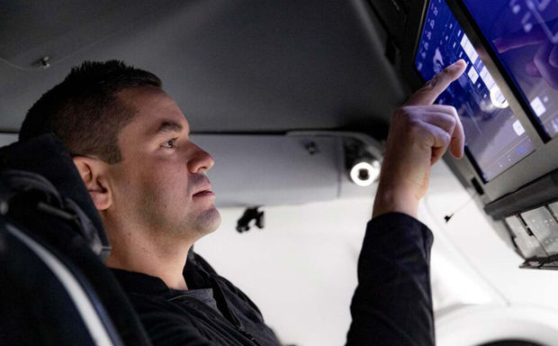 Kosmosa uçmaq üçün “Space X” şirkətinə ilk pul ödəyən milyarderin adı açıqlandı