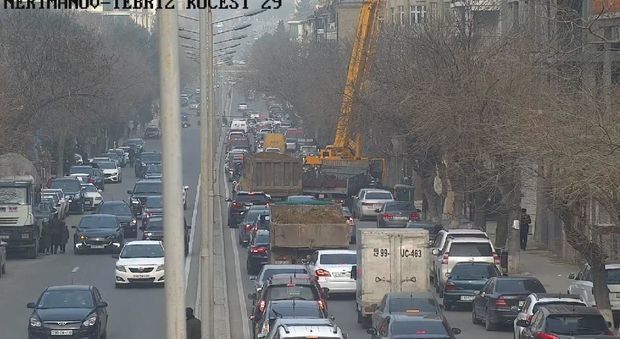 В Баку подъемный кран парализовал движение на дороге - ФОТО