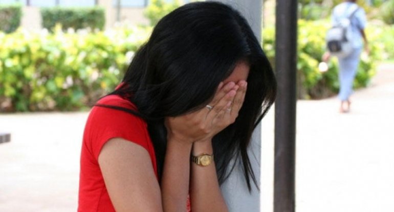 Ana 15 yaşlı qızını kişi ilə tutdu: 