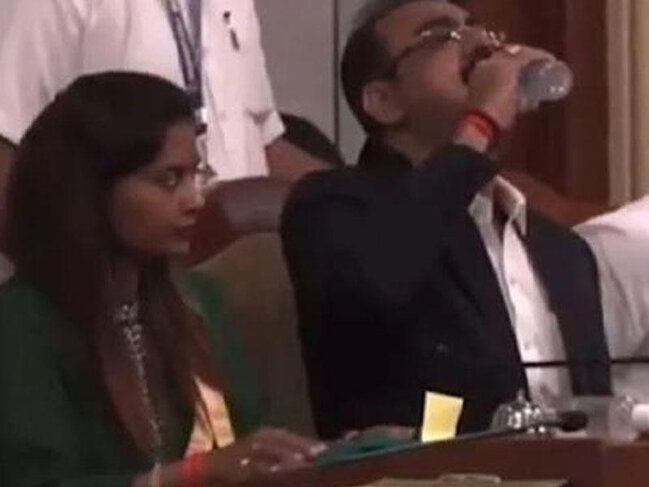 Su sanıb içdi, gerçəyi biləndə özünü də gülmək tutdu - İclasda maraqlı anlar - VİDEO