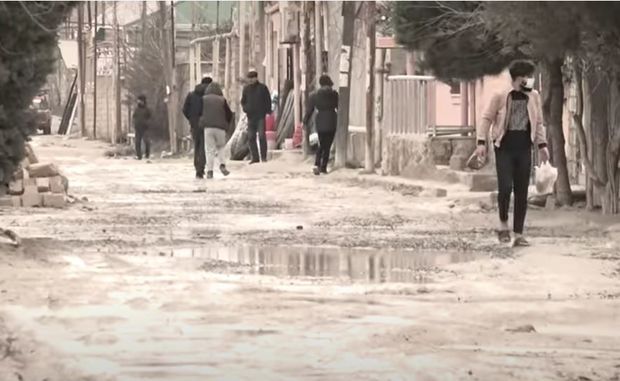 Suraxanıda yaranan gölməçələr sakinlərin hərəkətinə mane olur - VİDEO