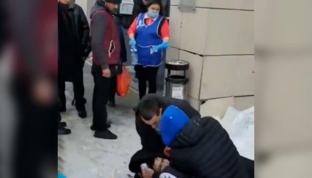 Rusiyada binanın damından düşən buz parçası piyadanı ağır yaraldı - VİDEO