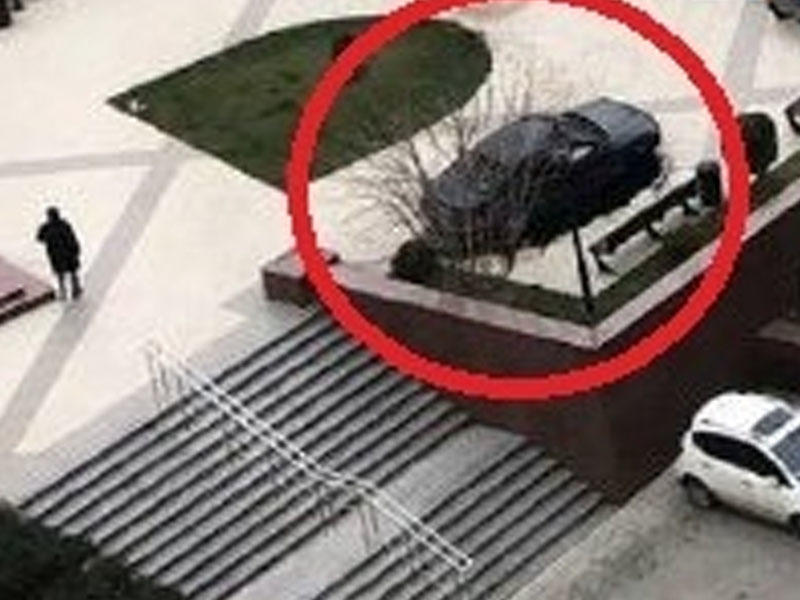 Bakıda maşın parka girərək aşdı