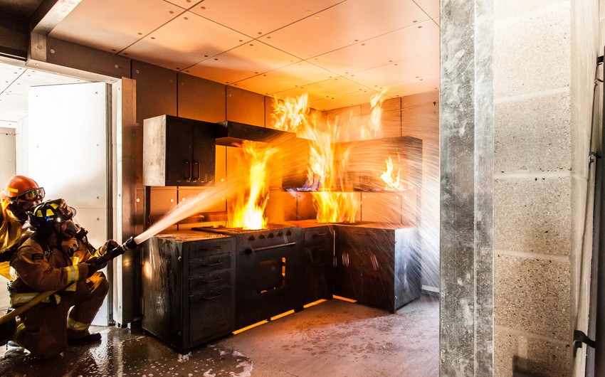 Bakıda çoxmərtəbəli binada yanğın: İki nəfər zəhərləndi