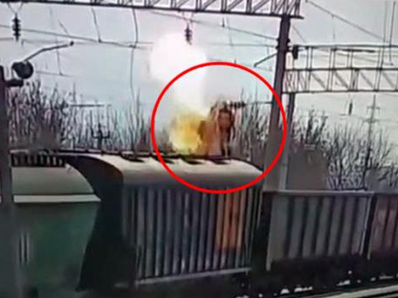 Vaqonun üstündə oynayan uşağı 