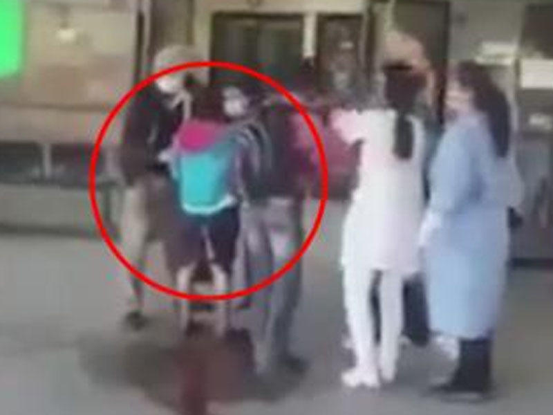 Doğum evinə buraxılmayan qadın uşağı küçədə dünyaya gətirdi - VİDEO - FOTO