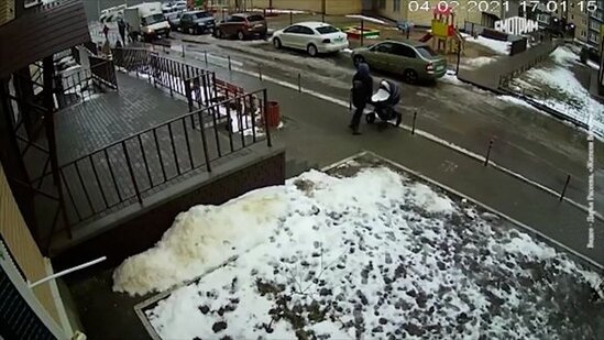 Binanın pəncərəsindən uşaq arabasının üzərinə düşdü, hər ikisi öldü – VİDEO