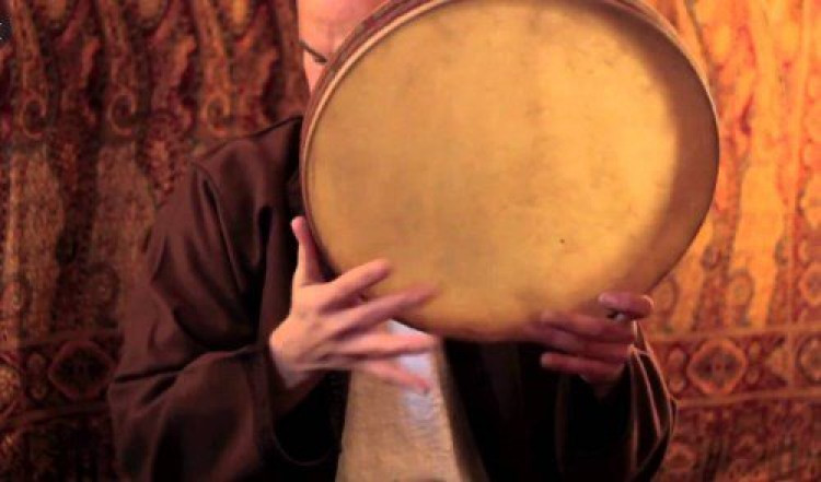 Azərbaycanda xanəndə sevgilisinə görə 20 otaqlı ev tikdi, özündən 35 yaş cavan qızla evləndi, pula görə... FOTO