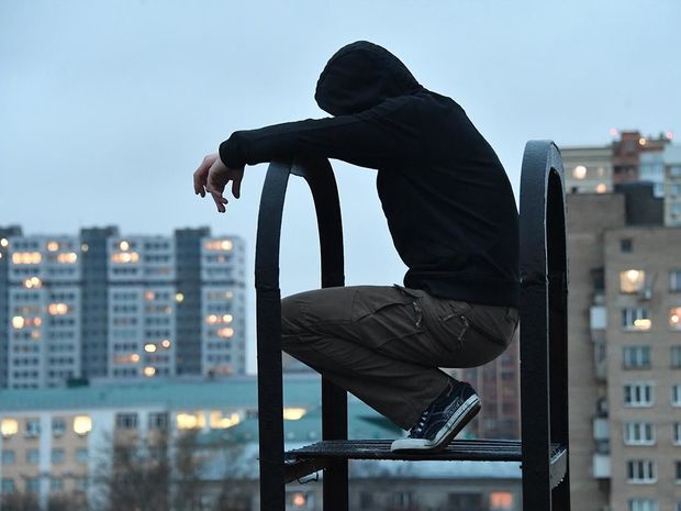 Novxanıda 20 yaşlı gənc özünü asıb