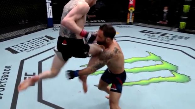 Havada diz zərbəsilə rəqibini nokauta göndərdi - VİDEO