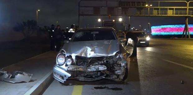 В Баку произошло ДТП, есть пострадавшие - ВИДЕО