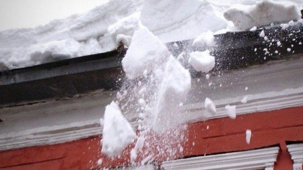 Rusiyada binanın damından düşən qar dörd nəfərin ölümünə səbəb oldu