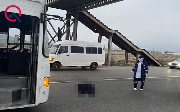 Bakıda sərnişin avtobusu piyadanı vurub öldürdü - FOTO