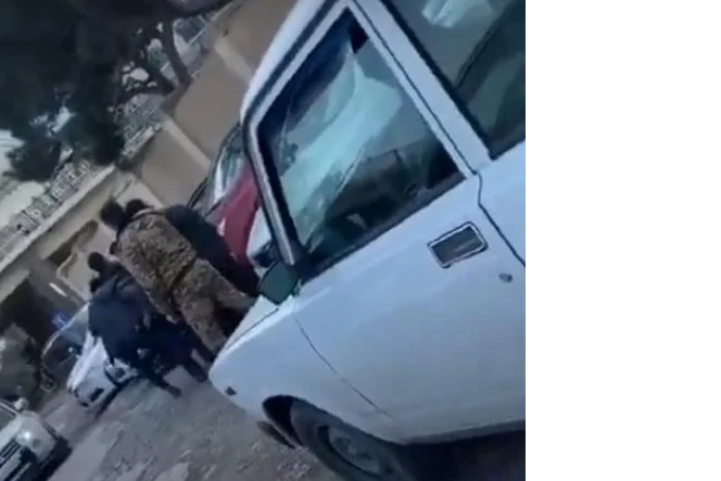 Bakının mərkəzində qazilərlə şəhid ailəsi əlbəyaxa oldular — Xəsarət alan var (VİDEO)