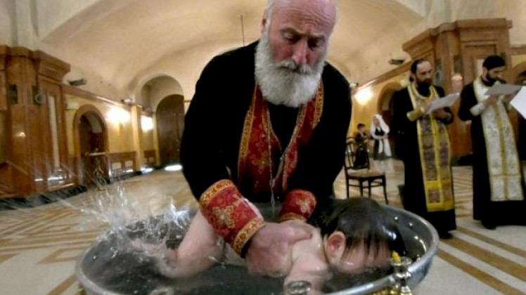 “Xaç suyu“na salınan körpə soyuqlayıb öldü