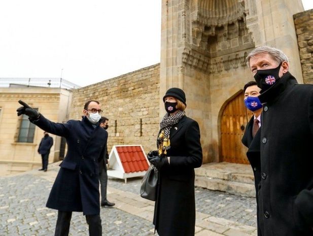 Britaniyalı nazir İçərişəhəri ziyarət edib - FOTO
