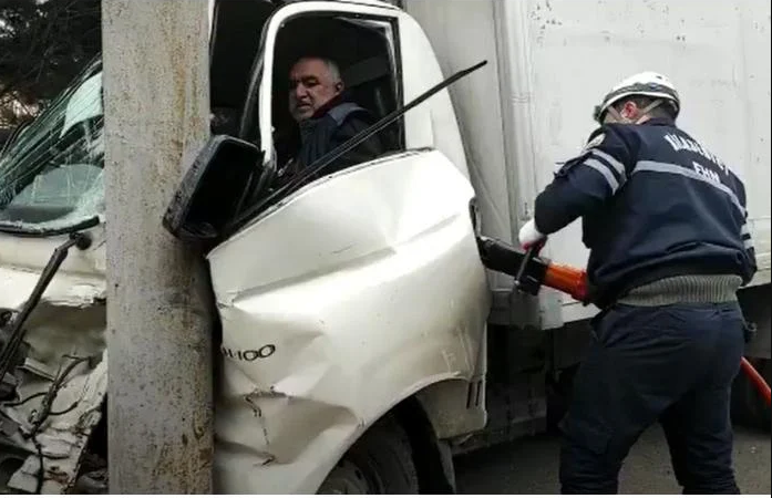 Bakıda maşında sıxılıb qalan sürücü belə çıxarıldı — VİDEO