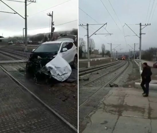 SON DƏQIQƏ! Qatarla toqquşan minik avtomobilinin sürücüsü sağ qaldı - FOTO/VİDEO