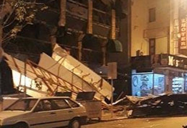 İstanbulda fırtına dam örtüklərini uçurdu - VİDEO