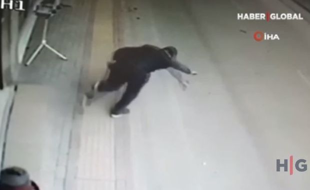 Ayağı büdrəyərək yola çıxdı, ölümlə üz-üzə gəldi - VİDEO