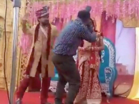 Ревнивый жених стукнул фотографа на свадьбе - реакция невесты восхитила сеть - ВИДЕО