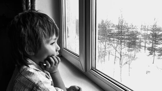 Azərbaycanda ana 3 övladını uşaq evinin qarşısında ATIB GETDİ - VİDEO