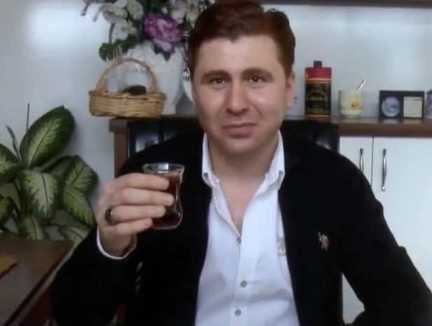 COVID-19-a yoluxmuş şəxsdən tüpürcək alıb müdirinin çayına qatdı - FOTO/VİDEO