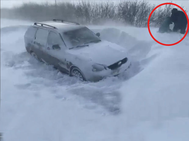 Qazaxıstanda onlarla insan qarın əsarətində qaldı - VİDEO